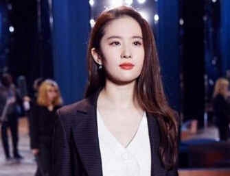 刘亦菲亮相巴黎时装周 天仙攻帅气十足魅力爆