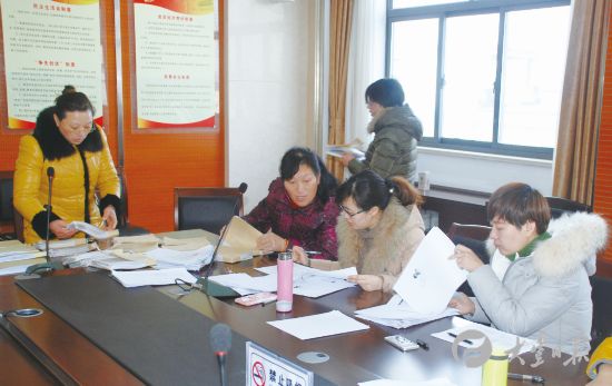 盐城大丰区人社局工作人员审核企业职工工龄