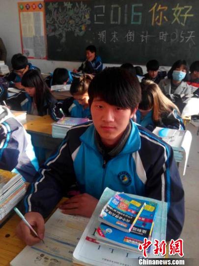 雙腿斷求學路未停河北輪椅男孩用雙手打造未來