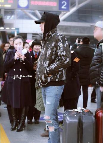  吴亦凡乘高铁遭堵  吴亦凡家世显赫不输王思聪