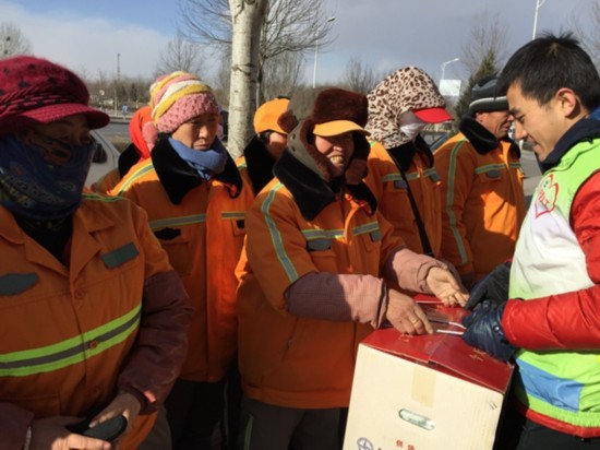 义工联合会给环卫工送上新春大礼包