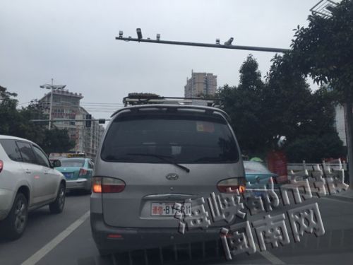 漳州市民热议通信车牌商务车 开大马路上合规