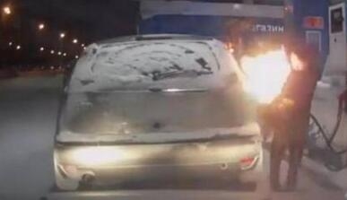 司机火烤油箱解冻:奇葩行为吓哭路人 冬天油箱