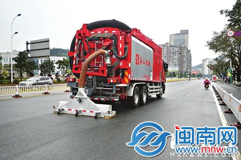 马路吸尘器亮相莆田街头 吸力超强十分干净