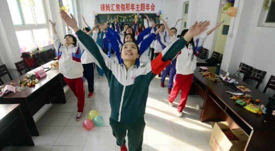 济南辣妈办学生派对 身着校服重返课堂