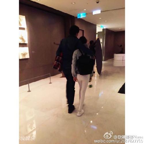 一家大长腿!欧阳娜娜晒父女亲密合照腿长惹人