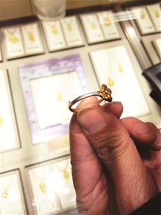 金戒指放一年后变色成银白色 疑因与化妆品同
