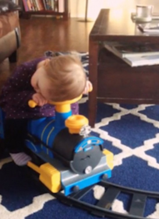 小萝莉坐玩具火车上睡着 视频萌翻网友