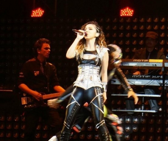 自拍拜早年 额头金色贴纸扮齐天大圣孙悟空雷