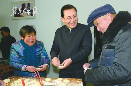 朱克江到驻村联系点祝福新春 和村民包包子