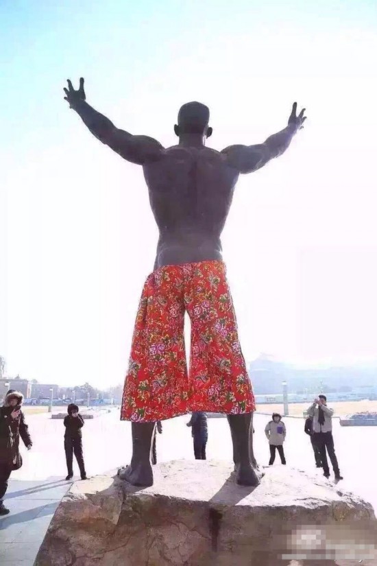 长春 裸男 雕塑被恶搞:穿上东北花色七分裤(高