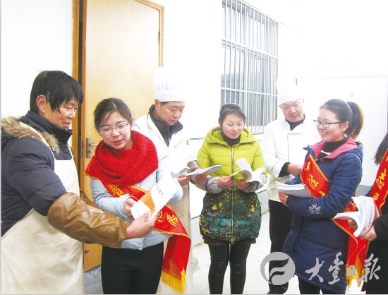 大丰组织志愿者进行法制宣传增强村民法制意识