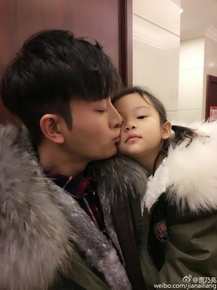 贾乃亮晒甜馨视频 盘点国民闺女贾云馨与爸爸