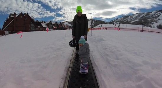 美国1岁宝宝滑雪视频走红 姿势专业萌翻网友(