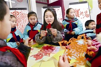 泰州一小学剪窗花活动:让学生感受传统文化