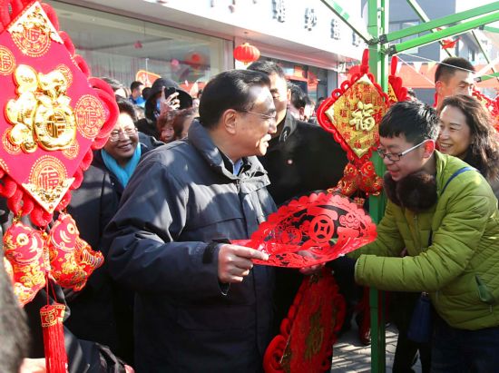 李克强2日来到银川永宁县南桥市场考察。春节临近，市场摊位上摆满琳琅满目的各色年货和春联福字，充满浓浓的年味。总理在每个摊位前细细询问经营情况。他对陪同的当地领导说，过年了，市场不仅要保障充足安全的物质供应，还要为人民群众提供丰富的精神产品。