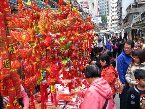 图:农历新年前夕香港年货市场气氛浓