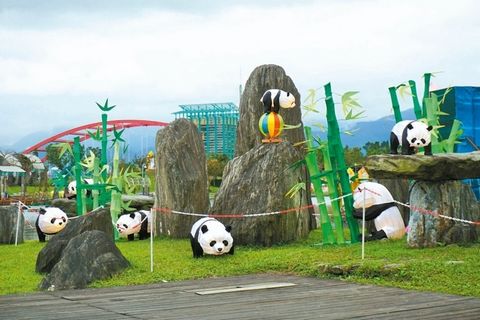  超人氣的四川熊貓“團團”和“圓圓”，也化身成為可愛彩燈，將在此次燈展中與大家見面。來源：臺灣《聯(lián)合報》