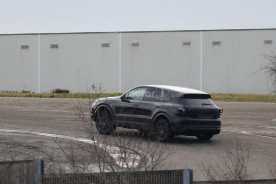 2018款保时捷卡宴谍照首曝 车顶设计动感