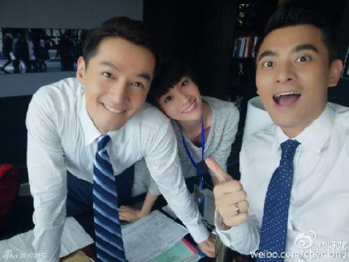 撩发自拍表情呆萌 胡歌新剧杀青合照曝光