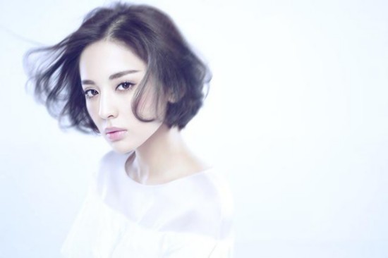 古力娜扎脱离楚楚可怜样变身帅气干练风格,能