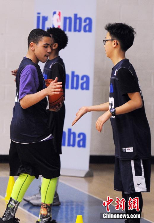 2016中美青少年篮球文化交流团与美国儿童互