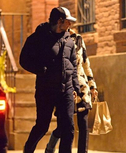 没分手!库珀伊莲娜牵手逛街 已谈婚论嫁