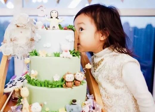 章子怡晒女儿醒醒满月蛋糕秀幸福 盘点星二