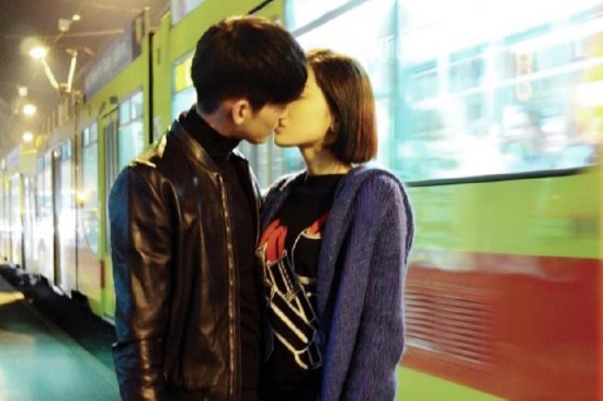 娜扎谈与张翰恋情:现在以事业为重 古力娜扎性