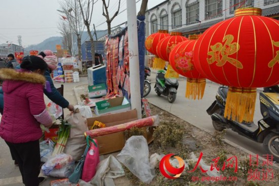 合水：贴春联，挂红灯，幸福生活红彤彤（刘海天 摄）