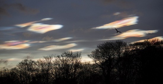 英天空现罕见珠母云色彩梦幻如霓虹(高清组图