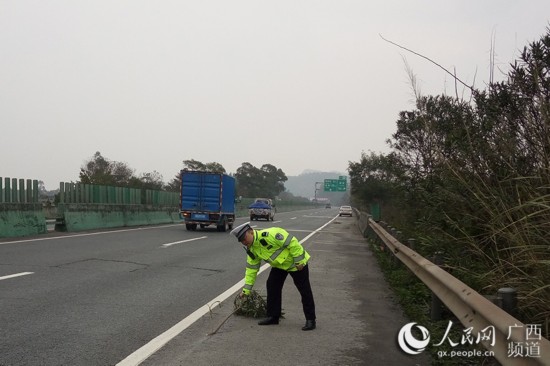 李重宁正在清除路障