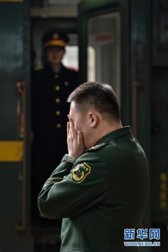 列车员与军人丈夫车站内短暂团聚 泪洒月台