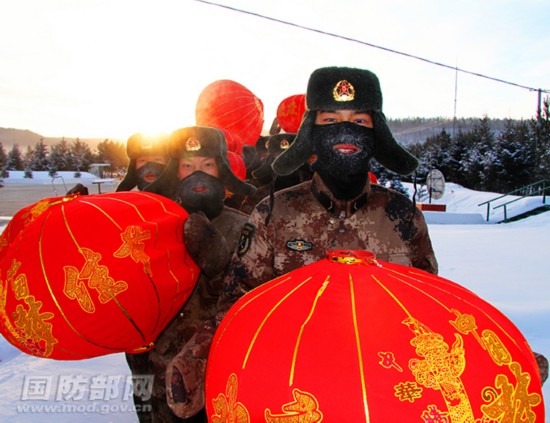 源头哨兵满面冰霜 提红灯笼把福送