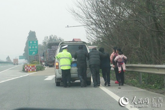 李重寧幫助司機一起推車