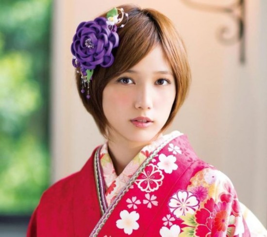在一众长发飘逸的女星中,本田翼的短发显得甜美清新,吹弹可破的瓷娃娃
