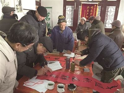 南通海门余东本土书法家为居民免费写春联