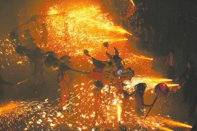 耍火龙闹元宵 达州石桥古镇特色年味