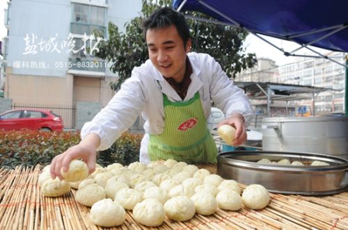 蒸包子晒咸鱼 盐城市民备足传统年货喜迎猴年