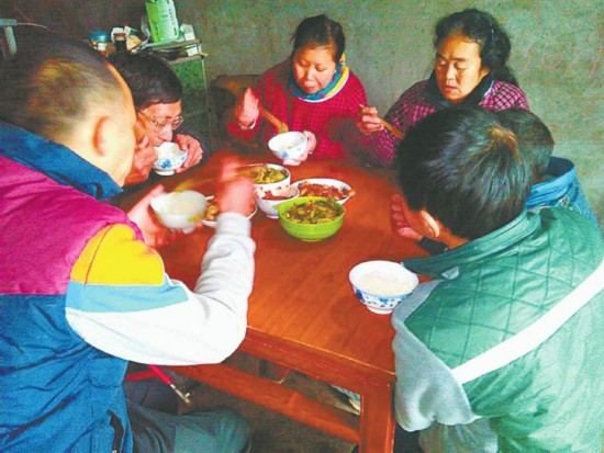 宜宾倒立男孩一家团聚 最爱老爸做的酸菜鱼