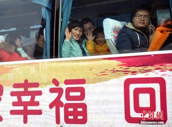 安徽返乡农民工搭免费大巴回家过年