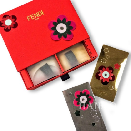 ��} (Fendi) 2016�s�~���]