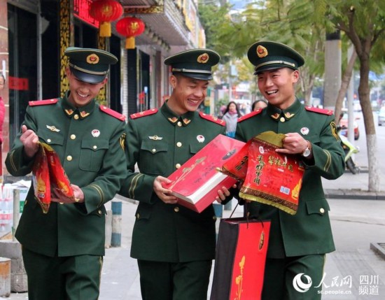 支隊官兵們拿著採購的年貨准備去郵局郵寄。（李結義 攝）
