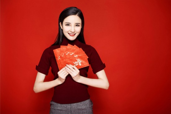 刘雨欣将登央视春晚 拍新春大片喜庆贺新年