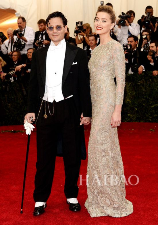 �������P�w�� (Johnny Depp) �M����f�P�ƺ��w (Amber Heard)