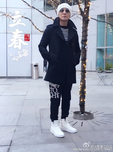 哈文晒李咏近照小法赞帅气 黑衣白帽潮范儿十