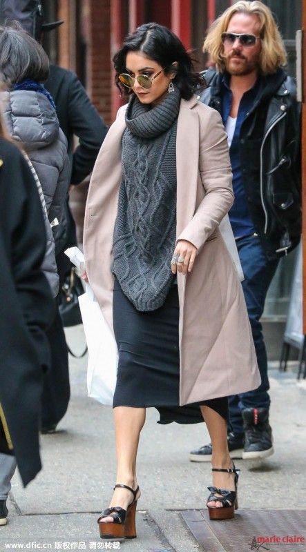 聪明人都用厚毛衣hold住温度啦! 冬日穿裙露腿