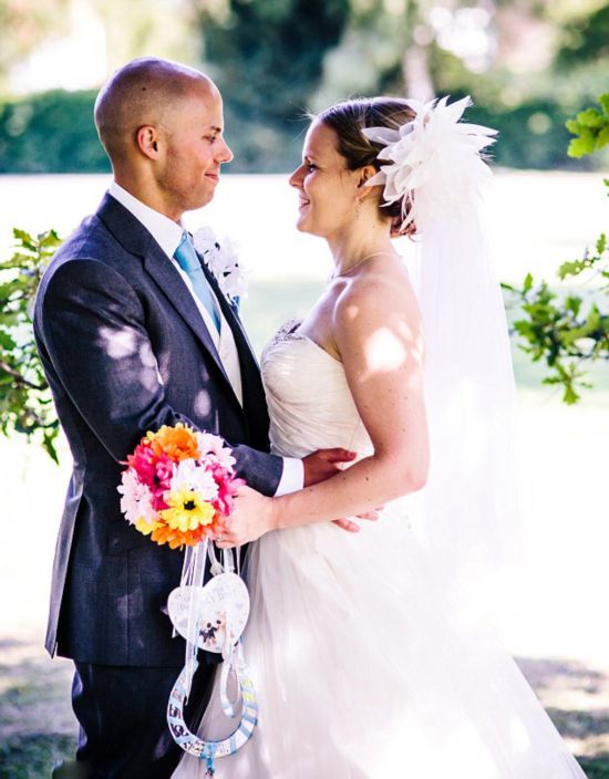 英国新娘DIY婚礼蛋糕请柬 节省近10万元(组图