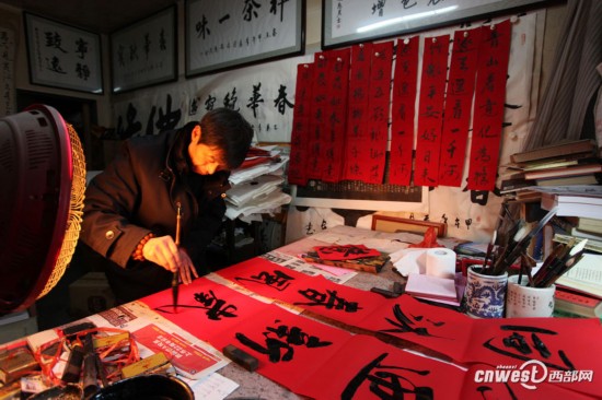 西安书法家50天写3000春联免费送群众