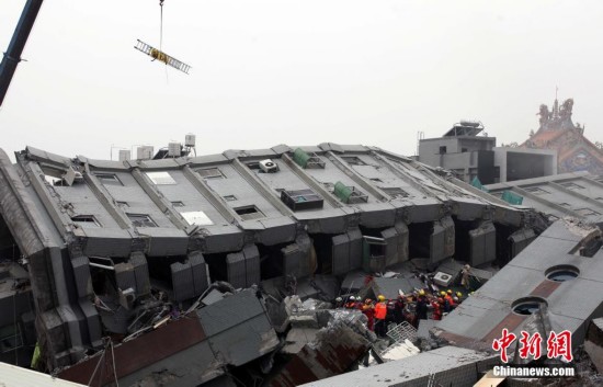 台南地震救援直击:吊机吊出伤患